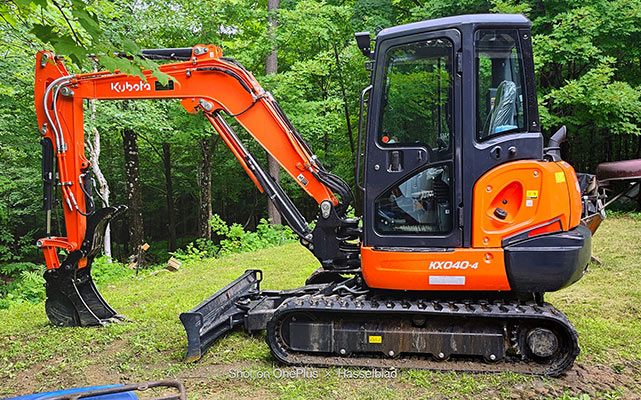 kubota trackhoe and grader